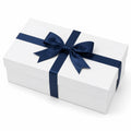 Boîte cadeau 30 x 20 x 10 cm en carton blanc avec ruban bleu marine style élégant